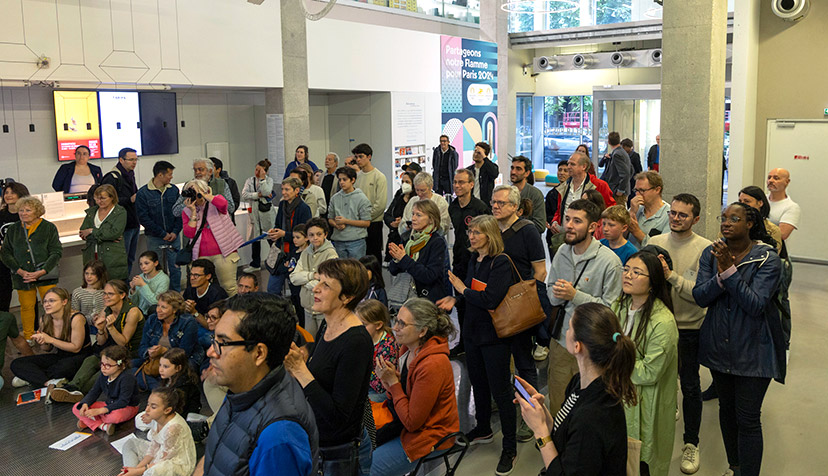 Une foule de visiteurs dans le hall du musée, regardant la session de breakdance.