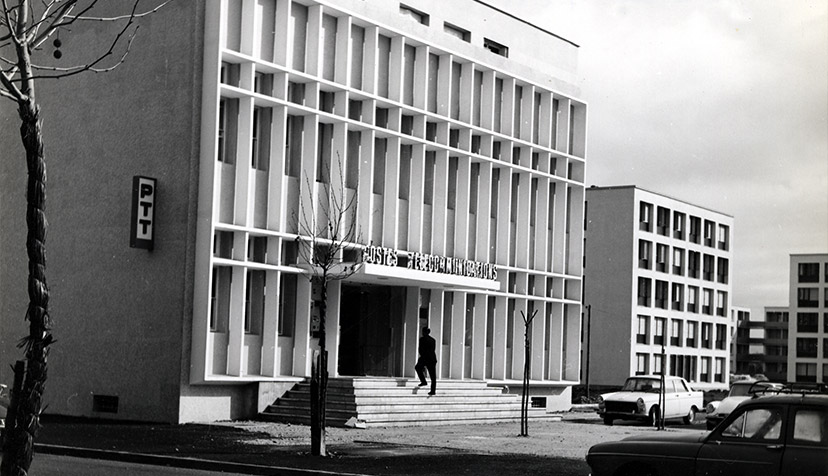 Photo extérieure du bureau de poste de Pierrelatte (Drôme) datée de 1965