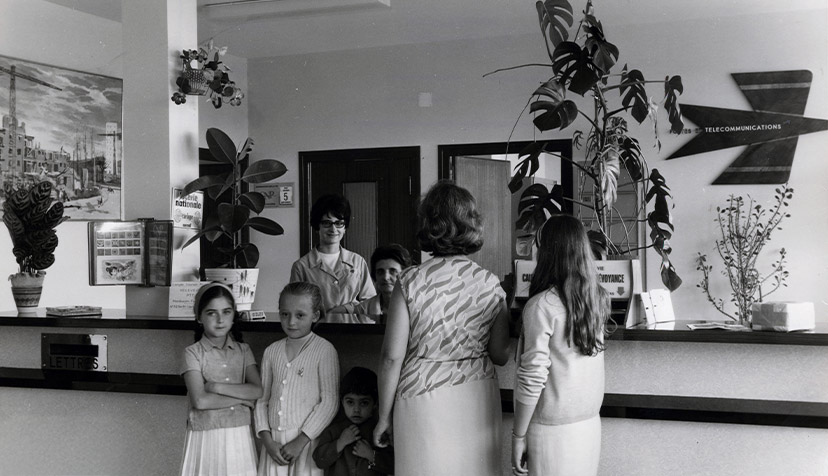 Photo intérieure du bureau de de poste de Montluçon-Fontboullant (Allier) datée de 1967