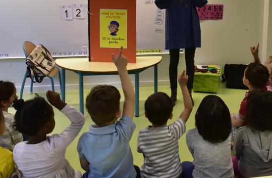 Atelier jeune public, animatrice habillée en facteur