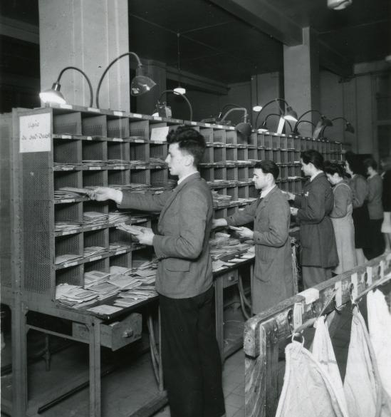 Tri manuel du courrier, Tirage argentique noir et blanc, vers 1950