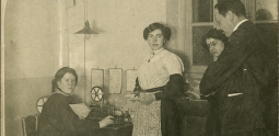 Fontenay-sous-Bois (Val-de-Marne). Personnel du bureau de poste photographié devant un appareil télégraphique Morse, Tirage argentique, 1911